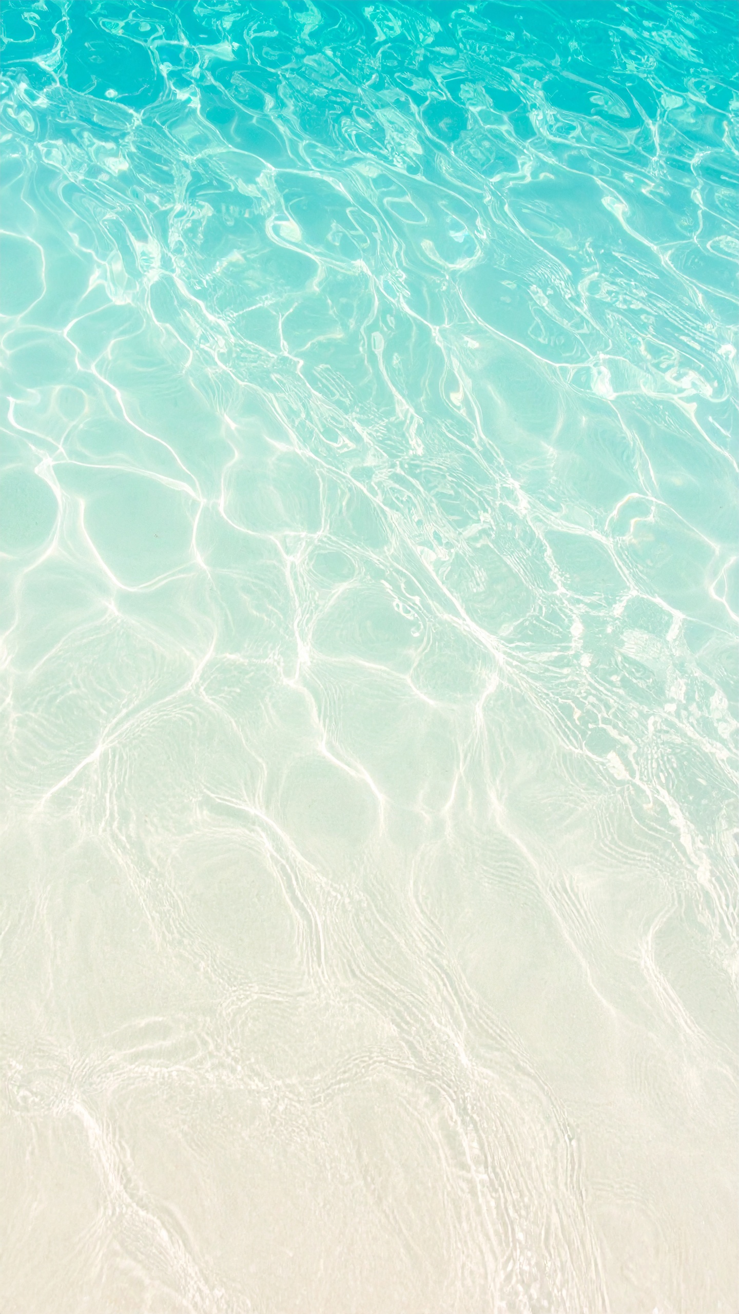 縦の夏の海の波の背景