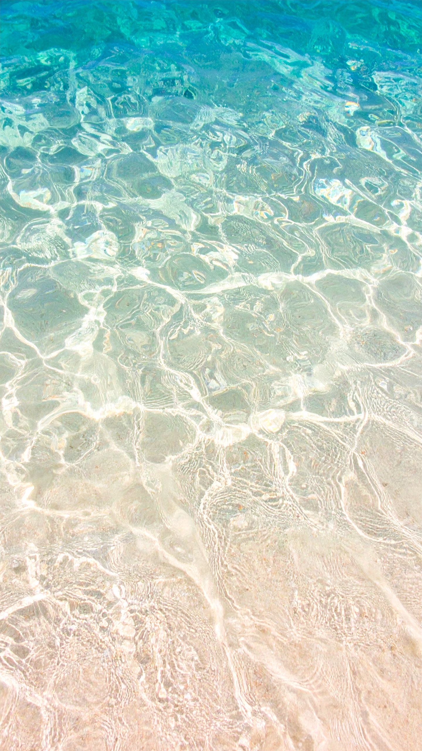 縦の夏の海の透明感のある背景壁紙