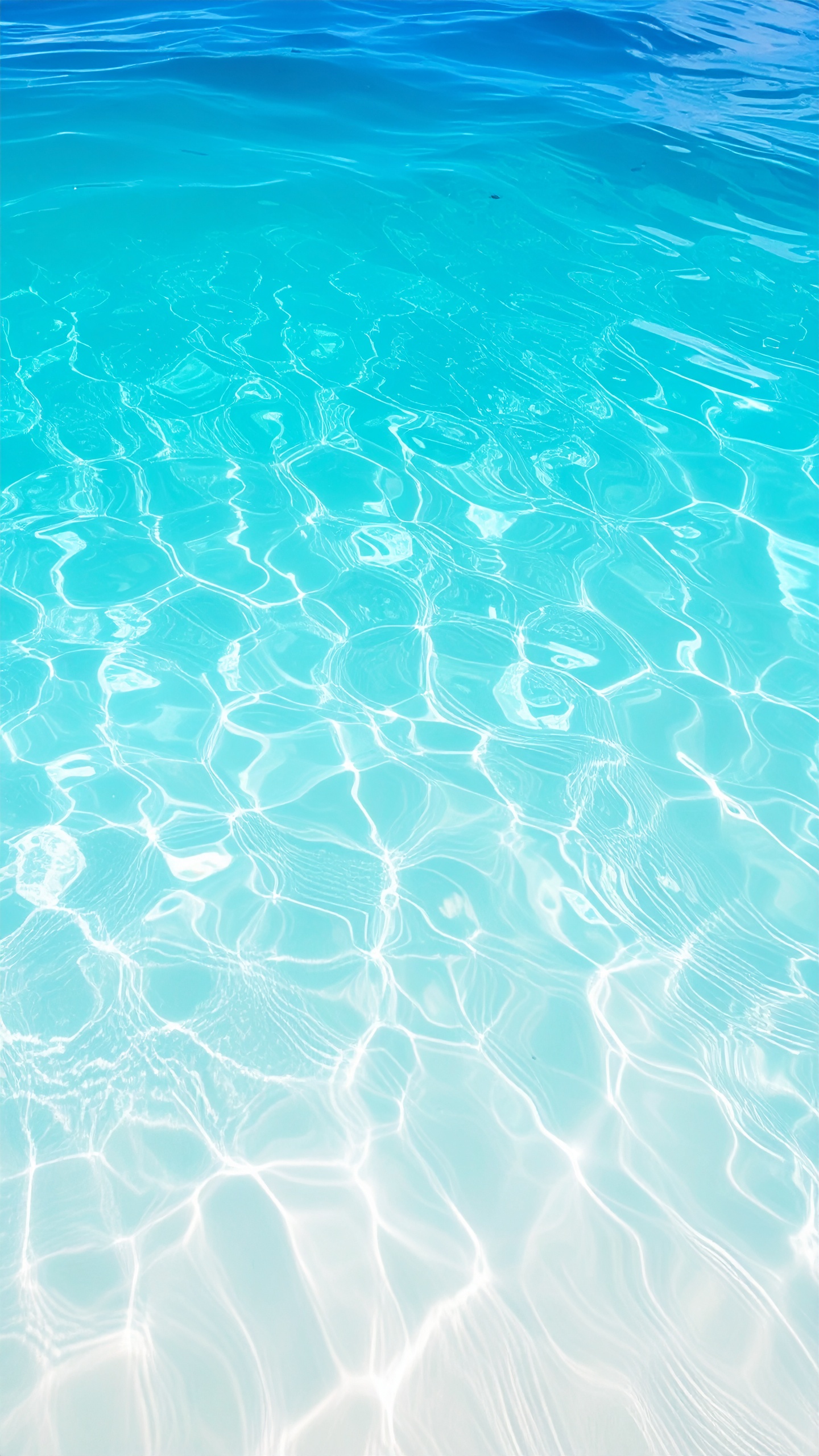 縦の夏の海の高画質な背景素材